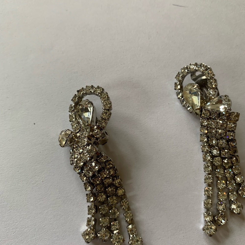 Vintage 1960 Rhinestone Clip on Earrings. - Picture 4 of 9